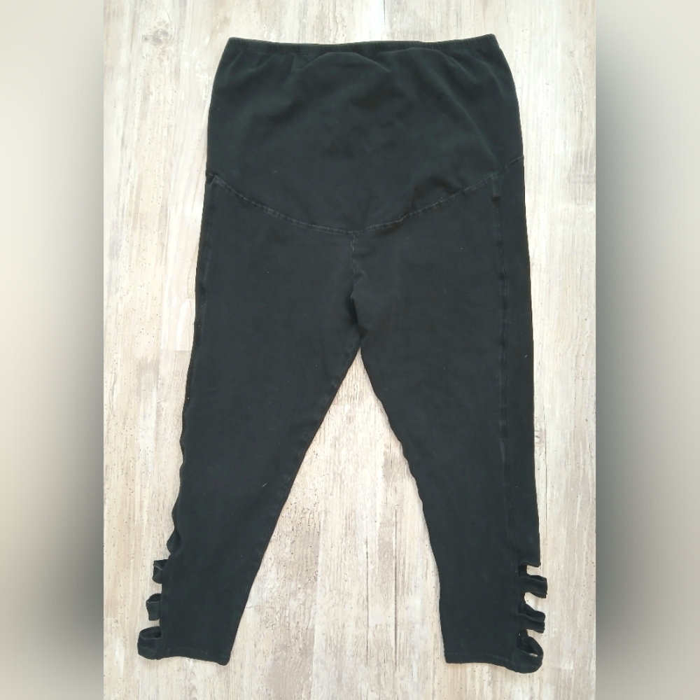 Glo Wear Maternity black Ladder Hem detail capris size Lg